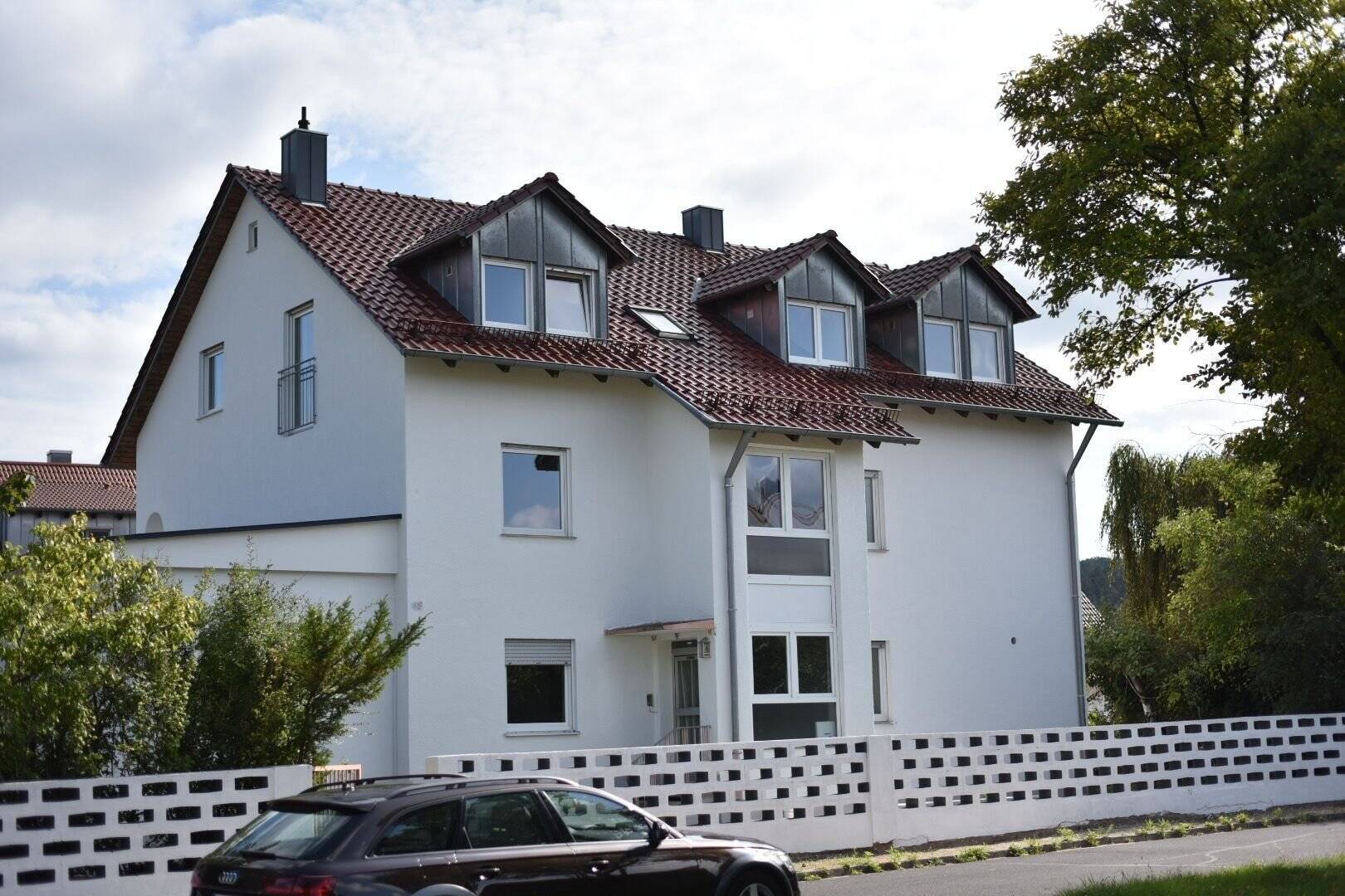 Kapitalanleger aufgepaßt ! Saniertes MFH mit zwei Doppel Garagen und Gewerbeeinheit – Poppenricht – Bild 1 von 9