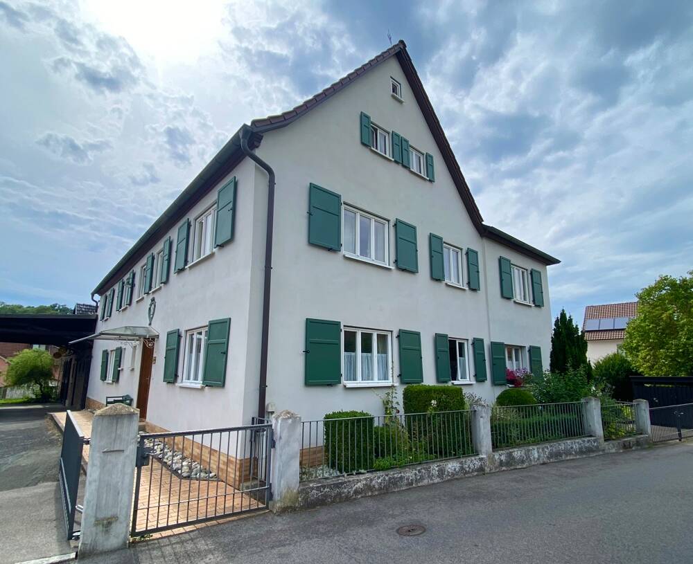Schöne 2,5- Zimmer- Wohnung mit Logia und Garten in Coburg- Neuses