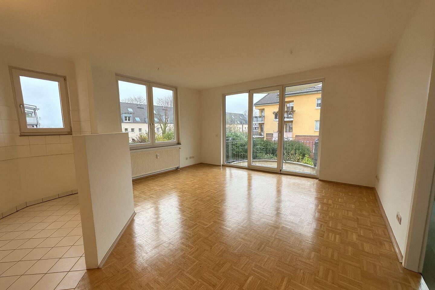 Leerstehende 2-Zimmer-Wohnung mit Sonnenbalkon und TG-Stellplatz in Rheinlage auf Erbbaugrundstück – Düsseldorf – Vorschaubild 3