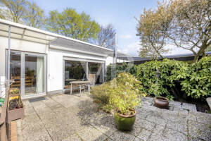 Wohnen im Grünen: Charmanter Bungalow mit Süd-Atrium in Feldrandlage – 50765 Köln – Vorschaubild 1