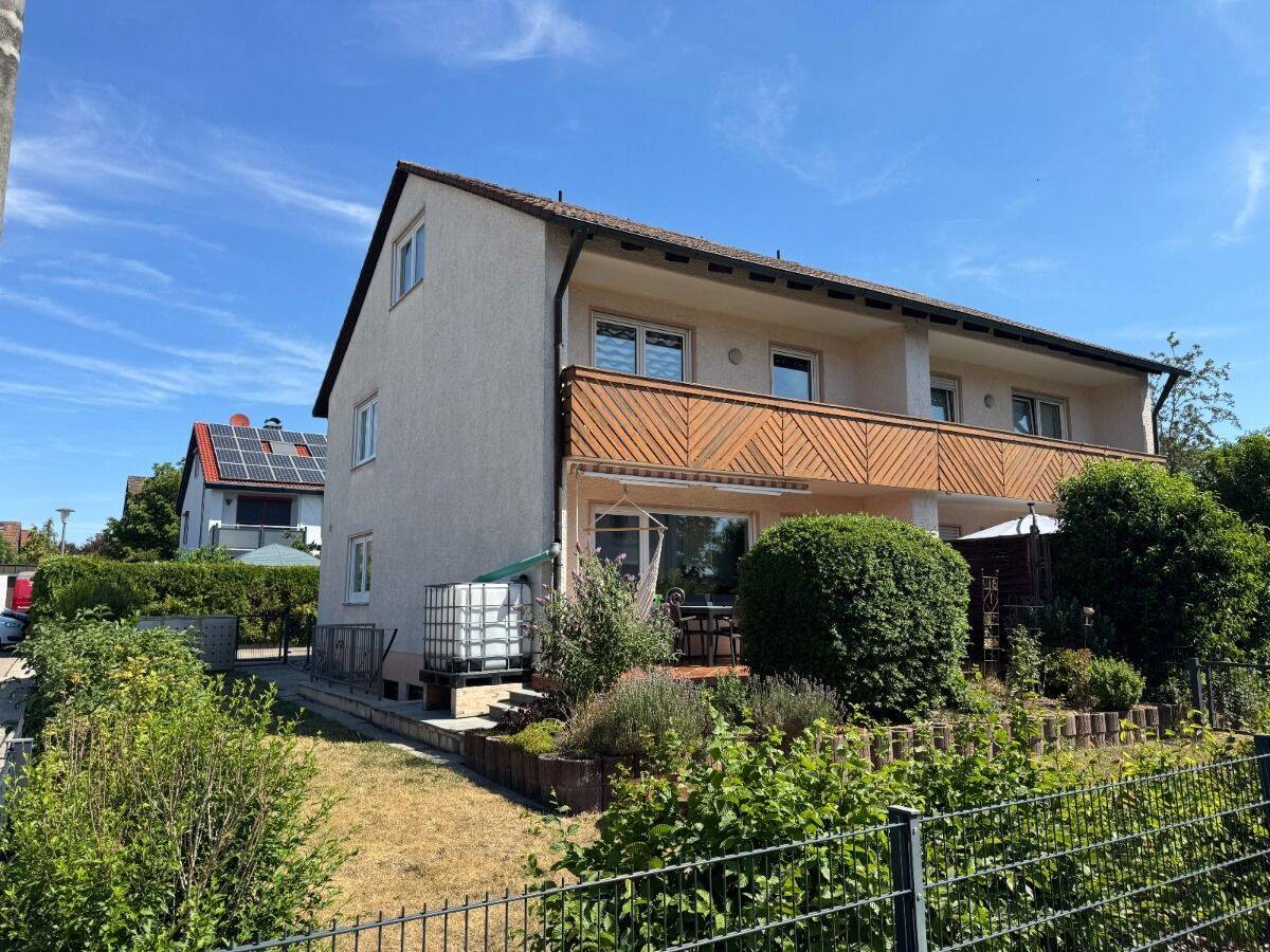 Gepflegte Doppelhaushälfte in attraktiver Wohnlage von Herrieden mit Garten und Garage