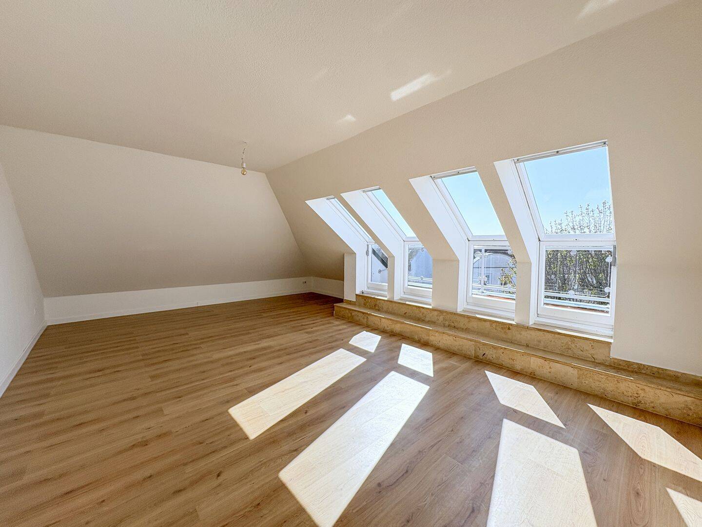 LICHT. STIL. ZUHAUSE. | Moderne Dachgeschosswohnung mit 4 Zimmern und Balkon in Borna