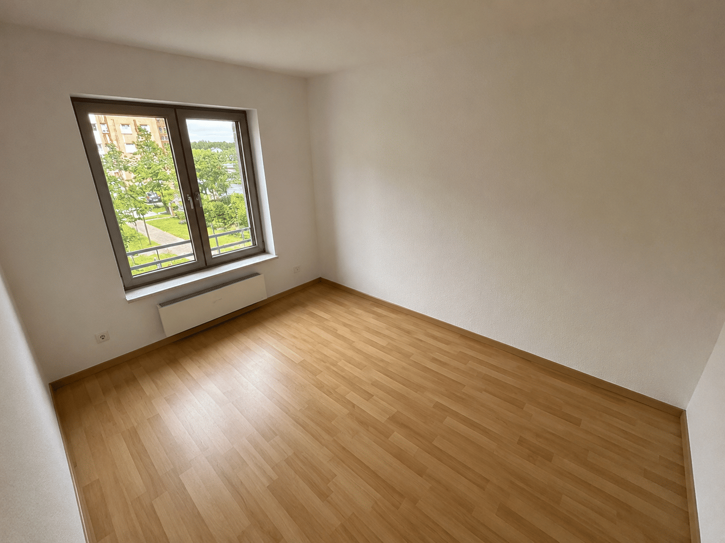 Praktisch geschnittene & lichtdurchflutete 2-Raum-Wohnung mit Balkon, Außenjalousien, Personenaufzug – Leipzig – Vorschaubild 5