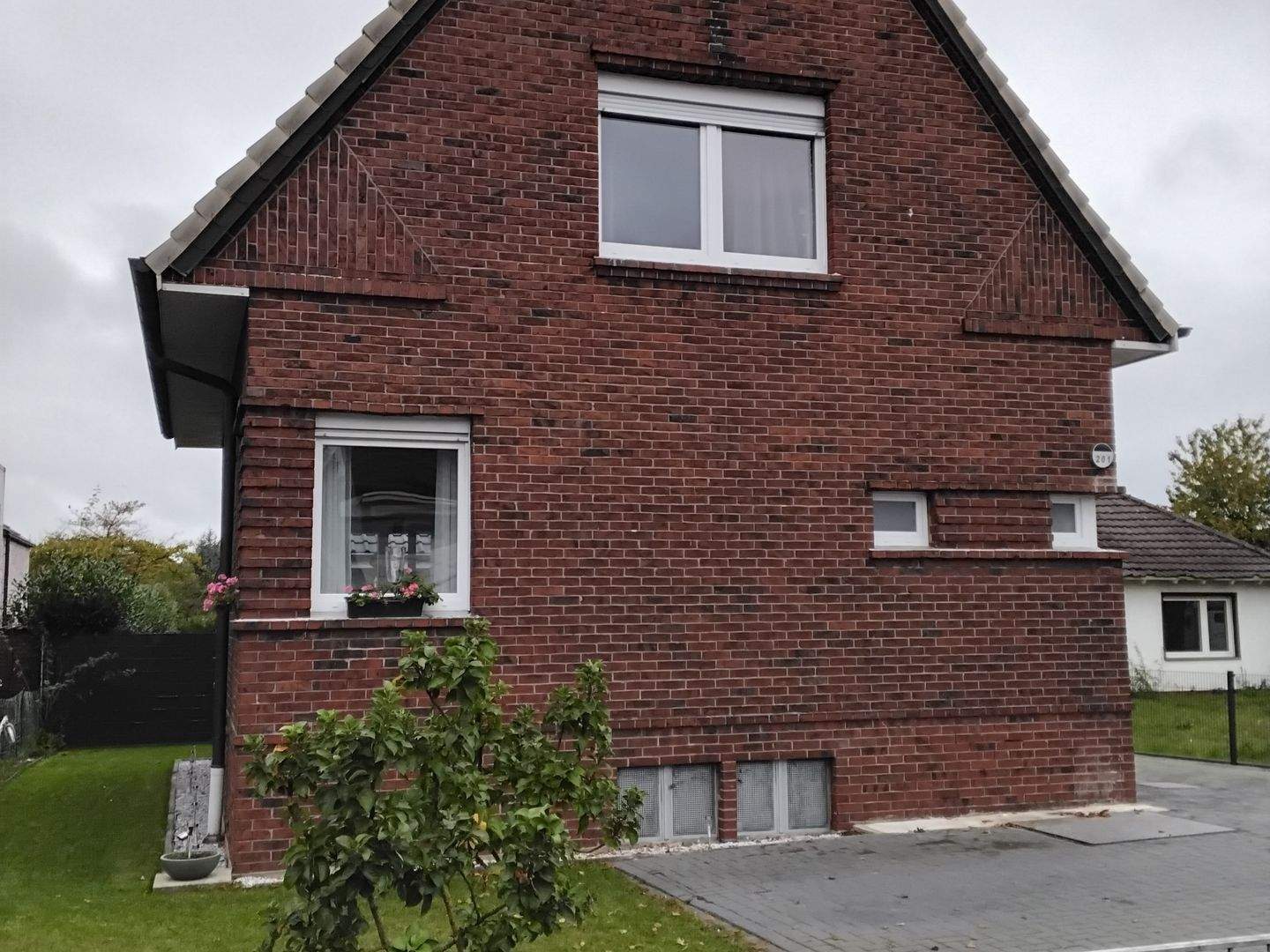 ***BÜSCHER IMMOBILIEN*** RESERVIERT!! Gemütliches, freistehendes Einfamilienhaus – stilvoll renoviert mit Vollkeller & kleinem Garten – Gronau – Bild 1 von 9