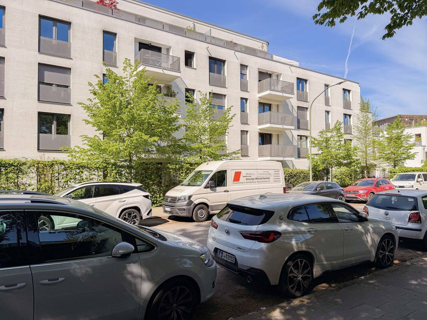 Möblierte 3-Zimmer-Wohnung mit Einbauküche, 2x Balkone und Stellplatz im gut angebundenen Pasing – München – Vorschaubild 2