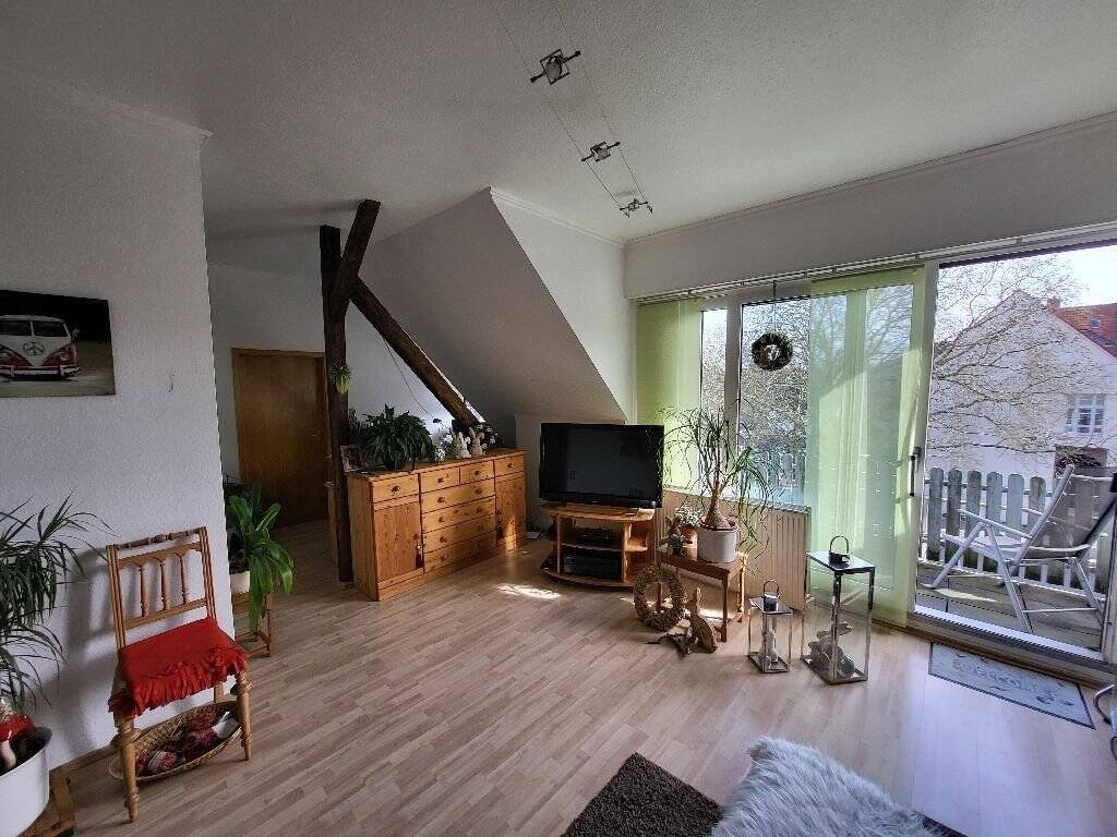 Individuelle 3-Zimmer-Jugendstil-Wohnung mit Balkon, Einbauküche und Außenstellplatz