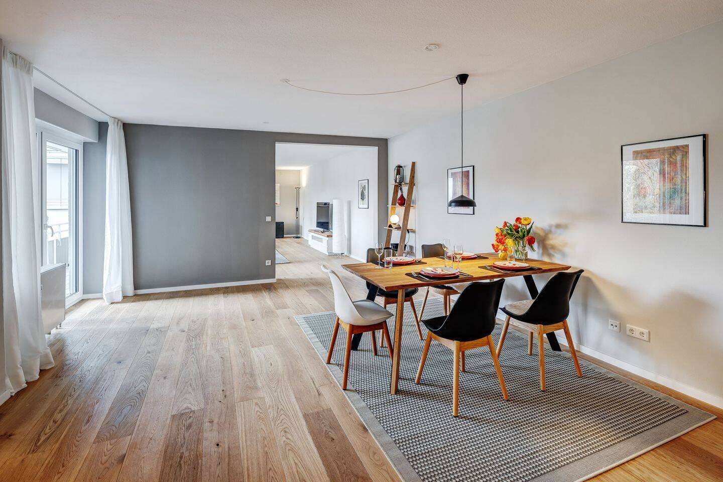 Au: Exklusive, möblierte Wohnung mit großzügigem Balkon - bald frei