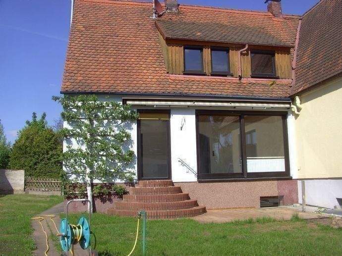 Doppelhaushälfte mit 110 m² Wohnfläche mit Südterrasse mit großem Garten und Garage – Erlangen – Bild 1 von 9