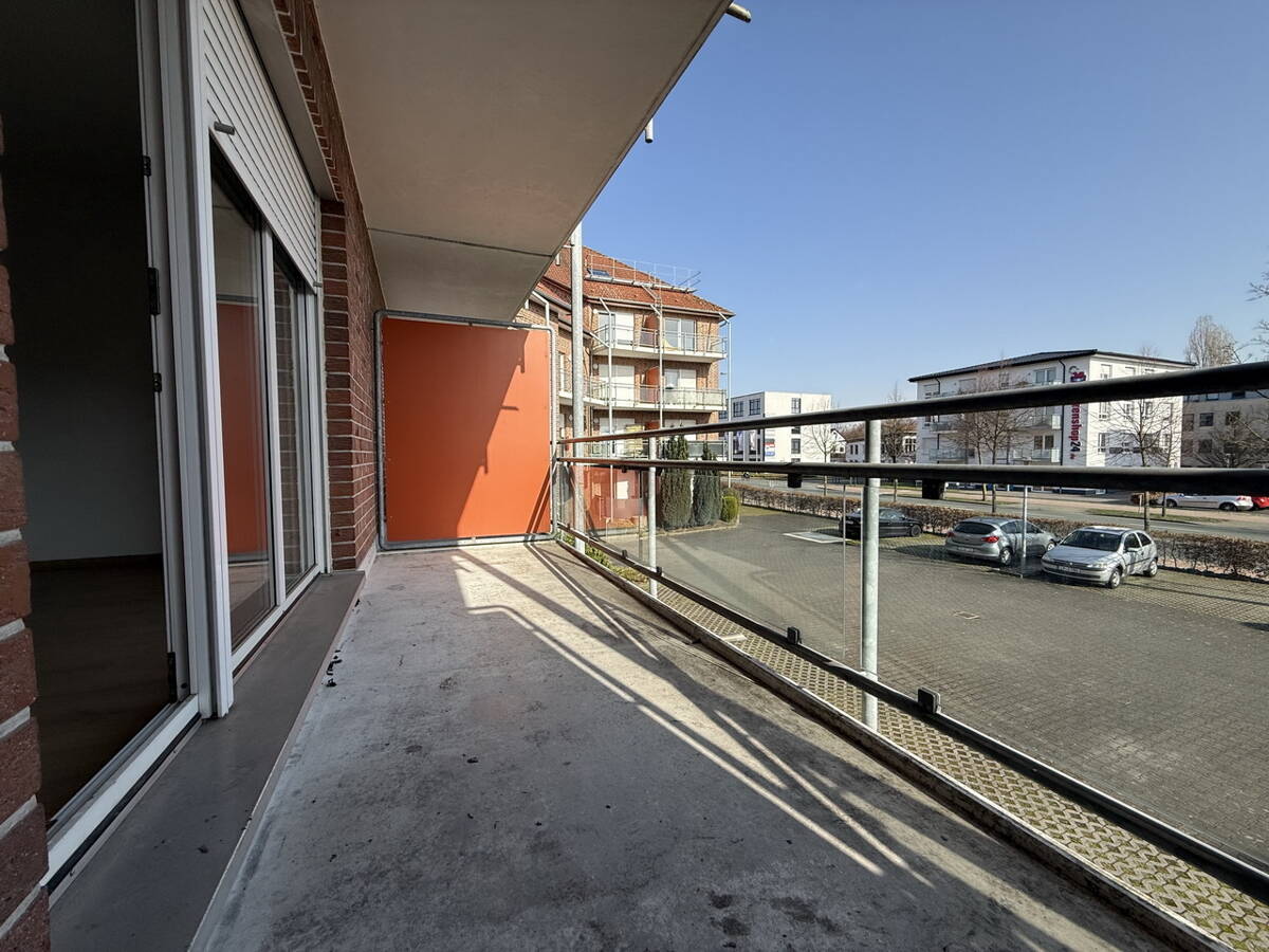 Helle, gut vernetzte 1-Zimmer-Wohnung im 1. Obergeschoss mit Küchenzeile, Balkon und Stellplatz
