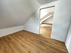 Sebaldussiedlung, Nähe Uni + City! Toll sanierte 2,5-Zi.-DG-Whg. + Garage! – 91058 Erlangen – Vorschaubild 9