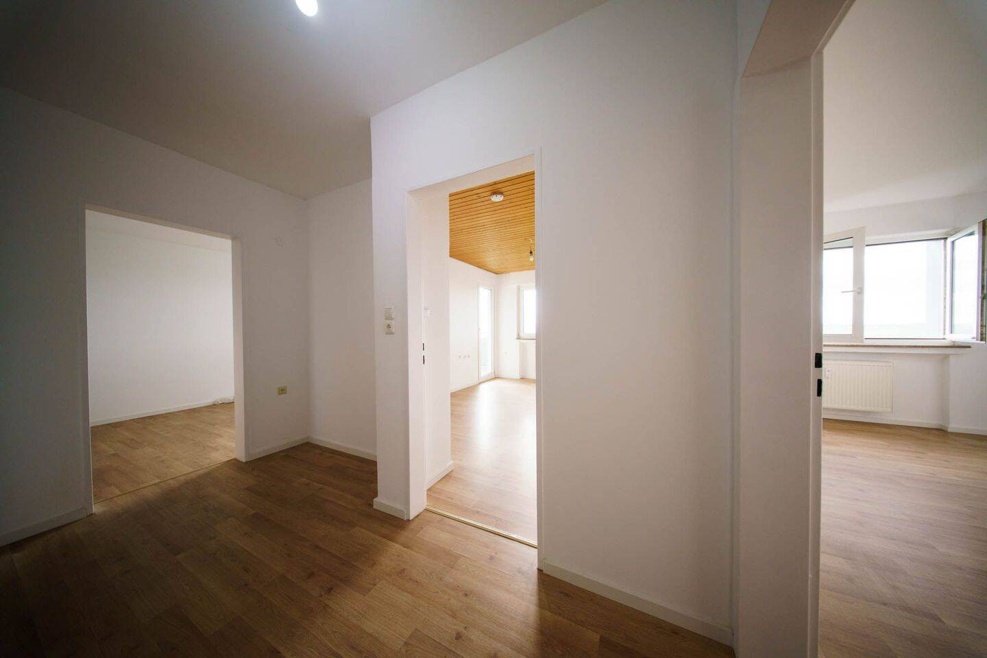 Helle 3-Zimmer-Wohnung mit Balkon, Fernblick ins Grüne und Stadtbahn direkt vor der Tür