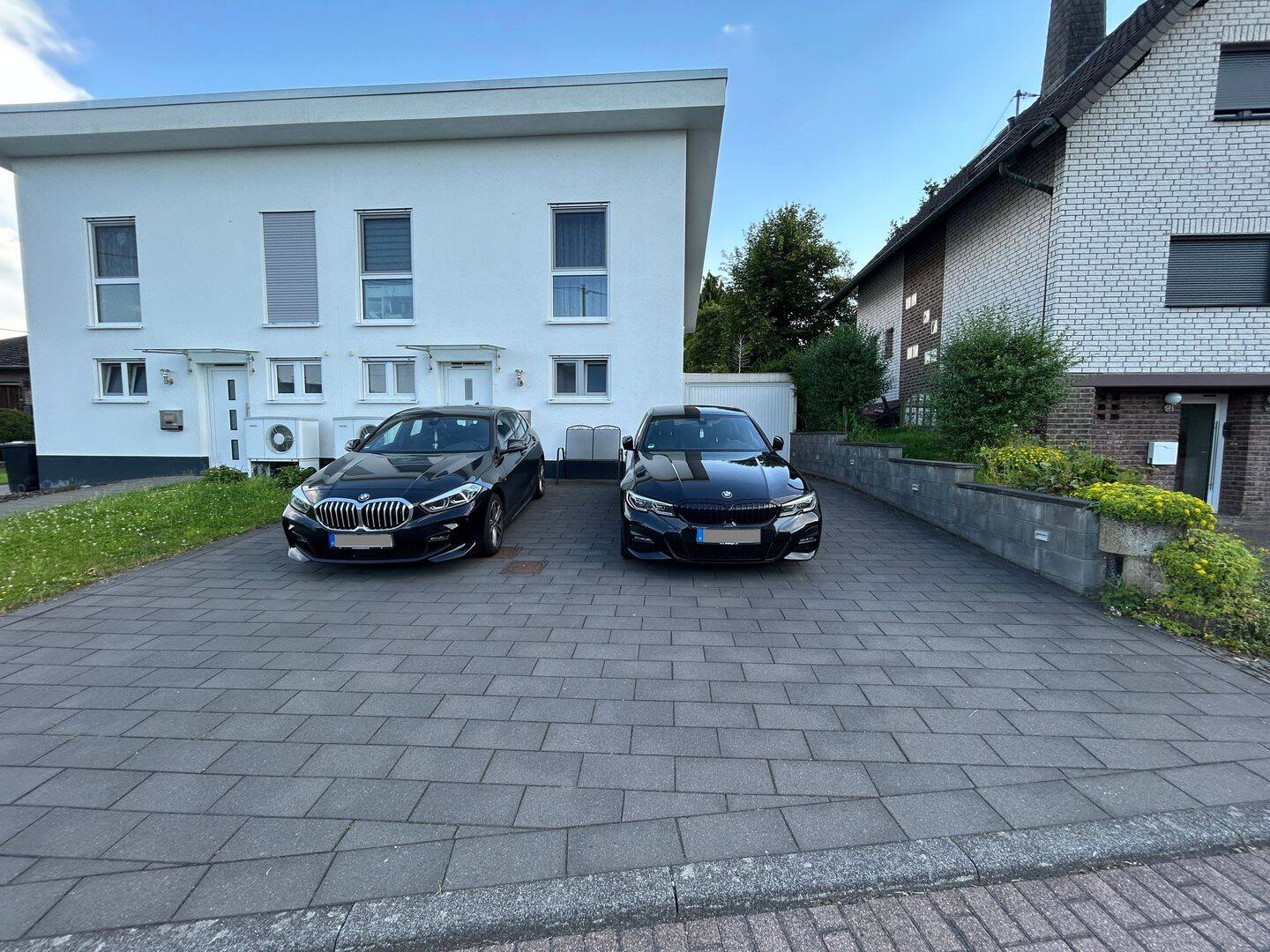 Ruhige Lage und moderne Ausstattung!!! Lichtvolle Doppelhaushälfte, geräumige Garage inkl. Wallbox, 4 Stellplätze. – Windhagen – Bild 1 von 9