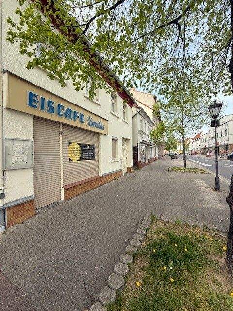 Wohnhaus und Eiscafé mit Tradition "Schreiben Sie die Geschichte in Zwenkau weiter" – Zwenkau – Bild 1 von 9