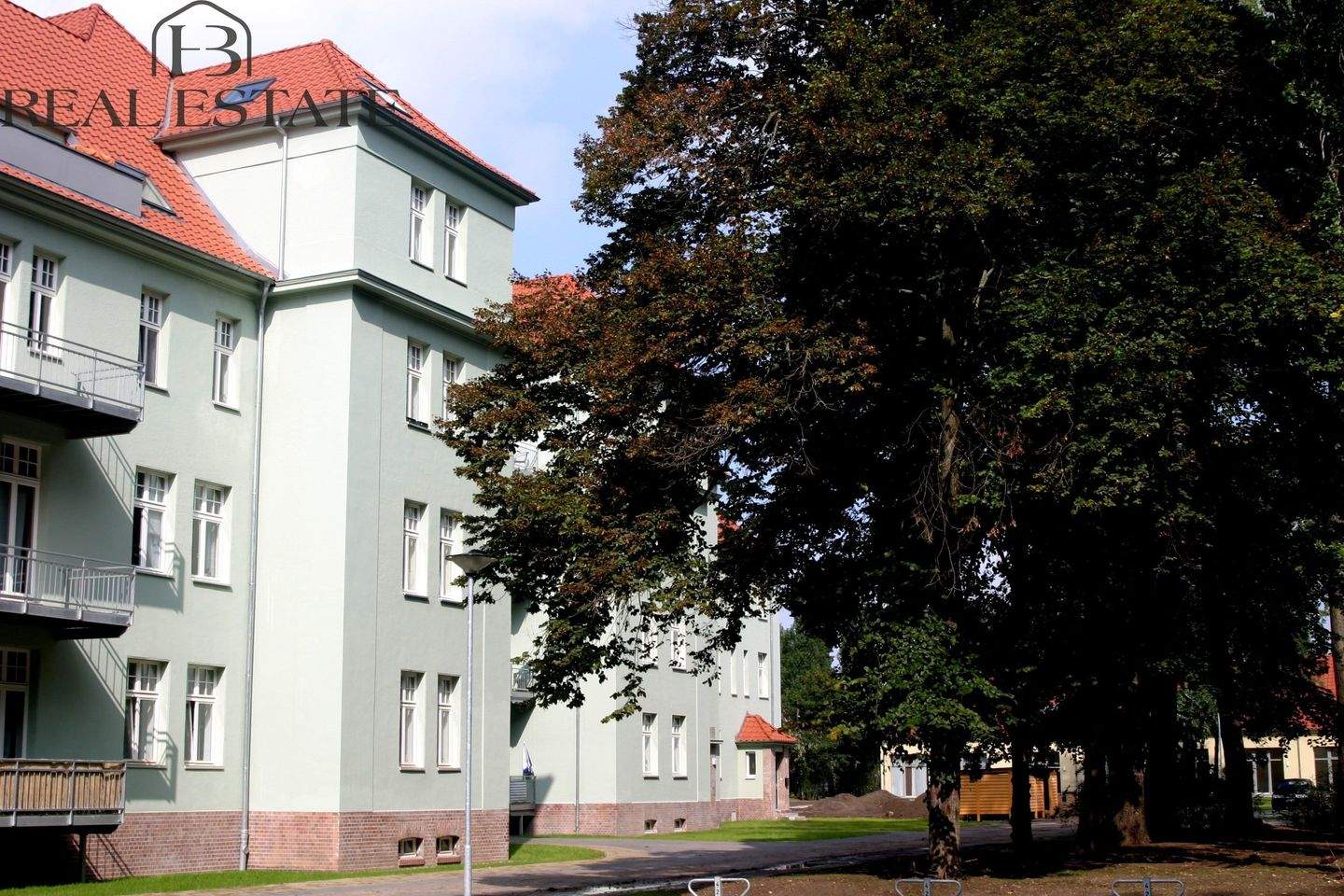 Vermietete Eigentumswohnung mit Balkon in saniertem Altbau