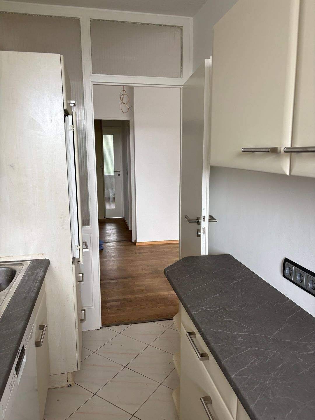 Teilmöblierte 2 Zimmer Wohnung mit Loggia, EBK und Schlafzimmer - Schwimmbad + Sauna gefällig? – Nürnberg – Vorschaubild 9