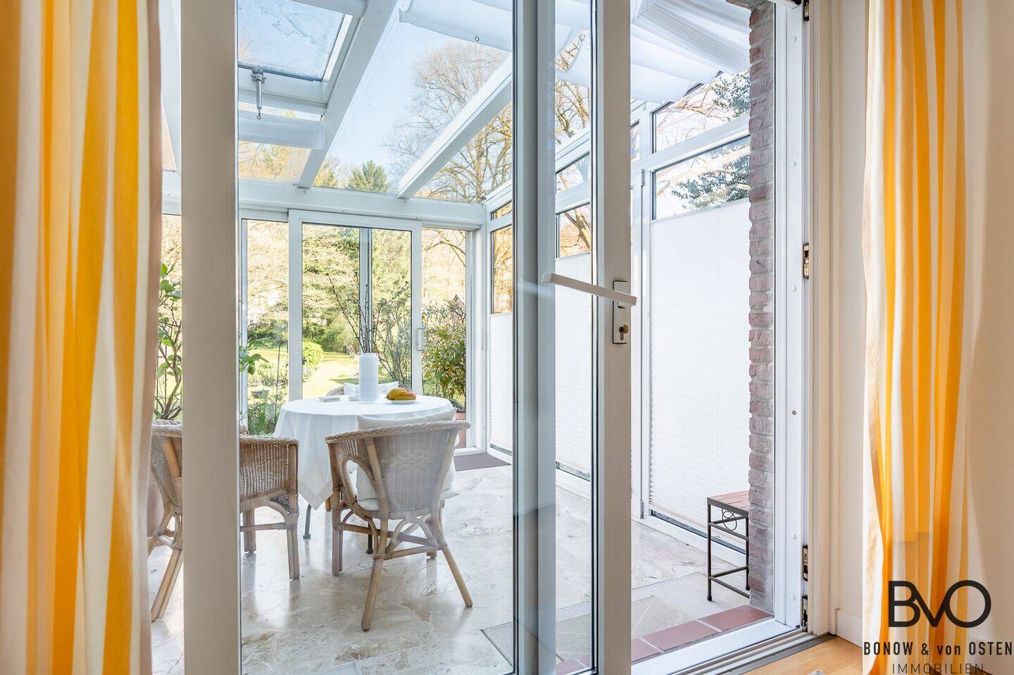 Beste Lage - Balkon, Wintergarten, Aufzug und TG-Stellplatz im Preis enthalten