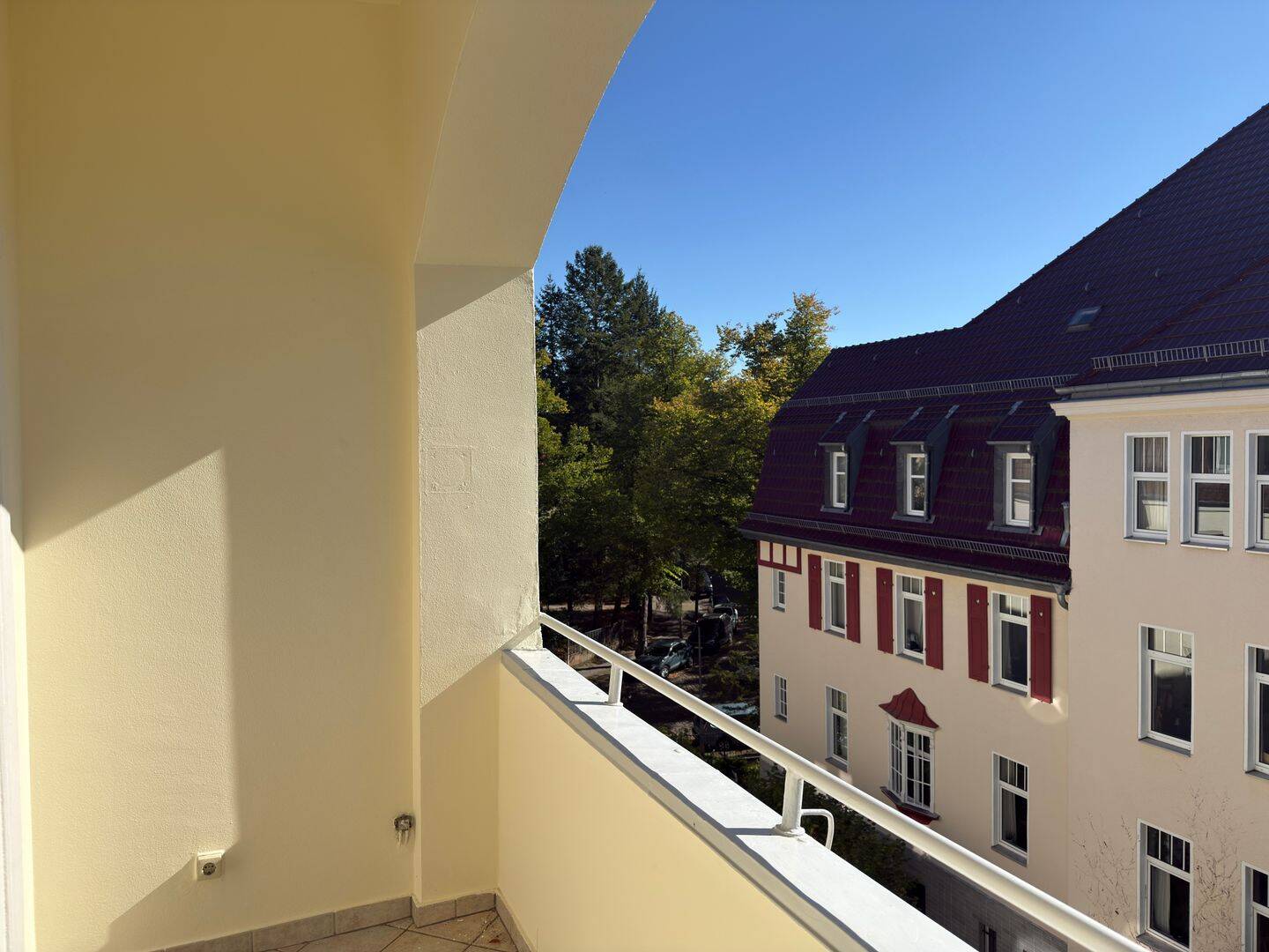Willkommen Sommer - in Ihrer traumhaft schönen Dachgeschosswohnung mit Sonnenbalkon!! – Berlin – Vorschaubild 2