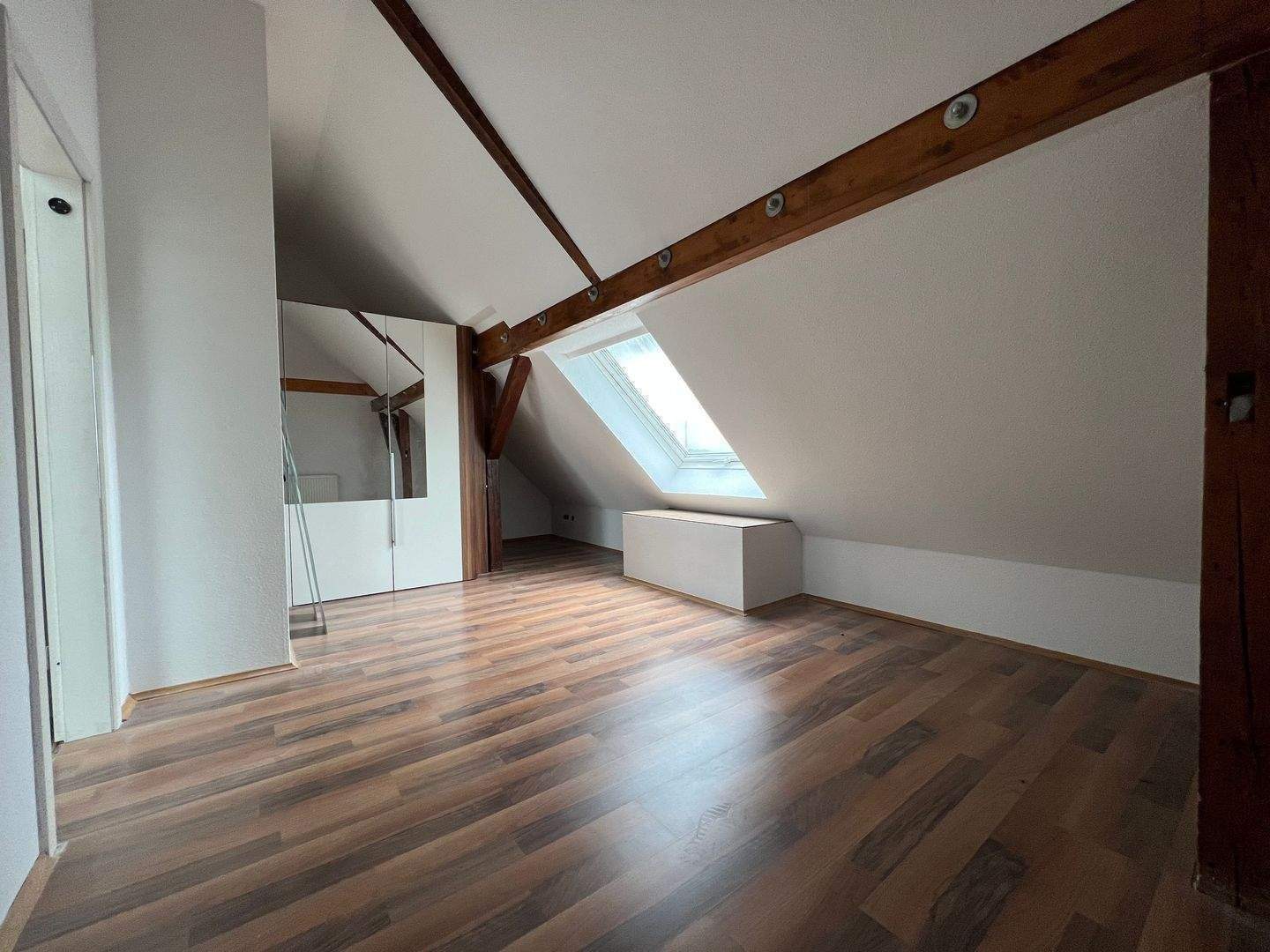 Großzügige 2,5-Raum-Dachgeschosswohnung mit großer Wohnküche auf dem Kaßberg – Chemnitz – Vorschaubild 5