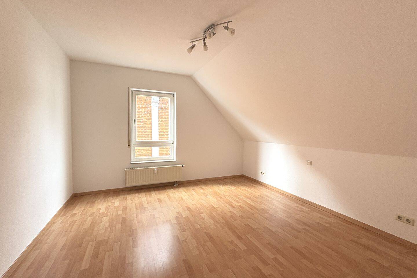 Attraktive, freie 2 ½-Zimmer-DG-Wohnung mit Stellplatz – Stuttgart – Vorschaubild 4