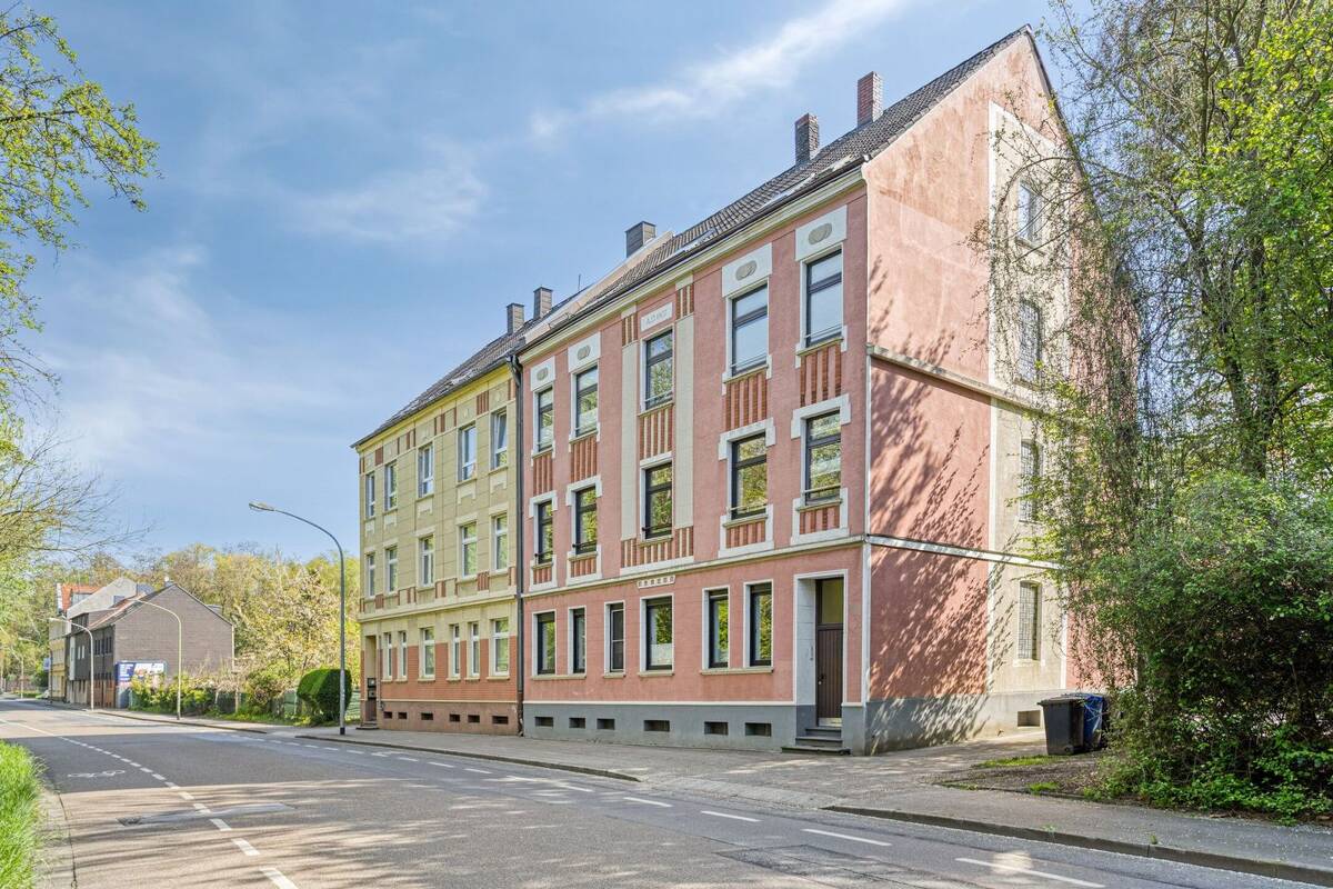 Mehrfamilienhaus mit großem Garten und Eigennutz Potenzial - ideal für Familien & Mehrgenerationen – 45141 Essen – Bild 1 von 9