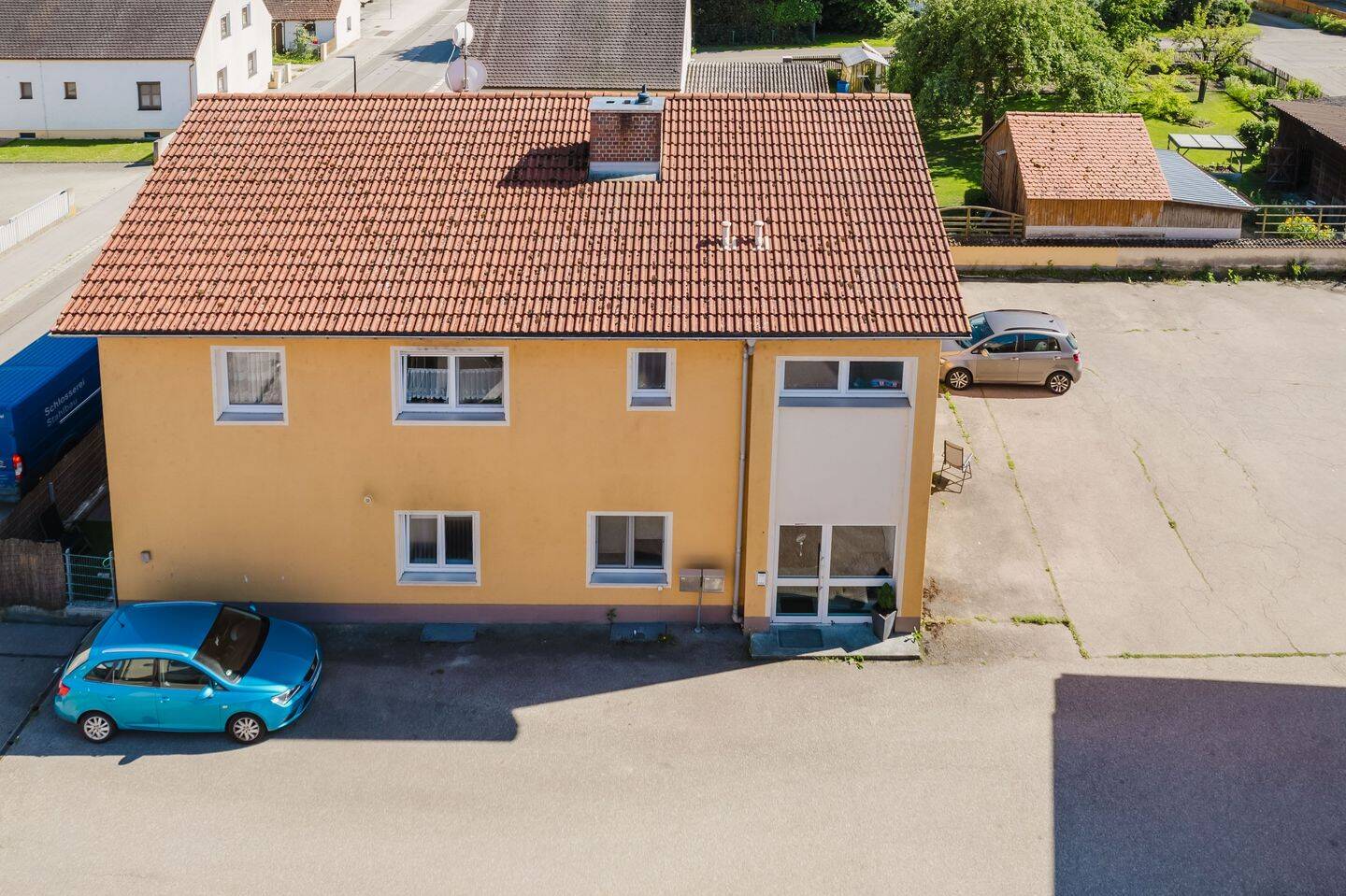 Attraktives Zweifamilienhaus mit zwei Wohneinheiten und vier Stellplätzen – Neuburg an der Donau – Vorschaubild 3