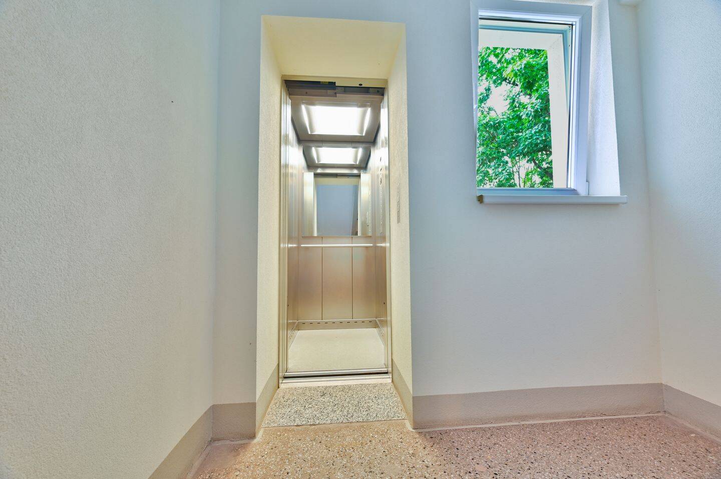 gepflegte 2 Raum Wohnung mit Einbauküche, Aufzug, Balkon und ruhiger Lage in Chemnitz + Stellplätze – Chemnitz – Vorschaubild 4