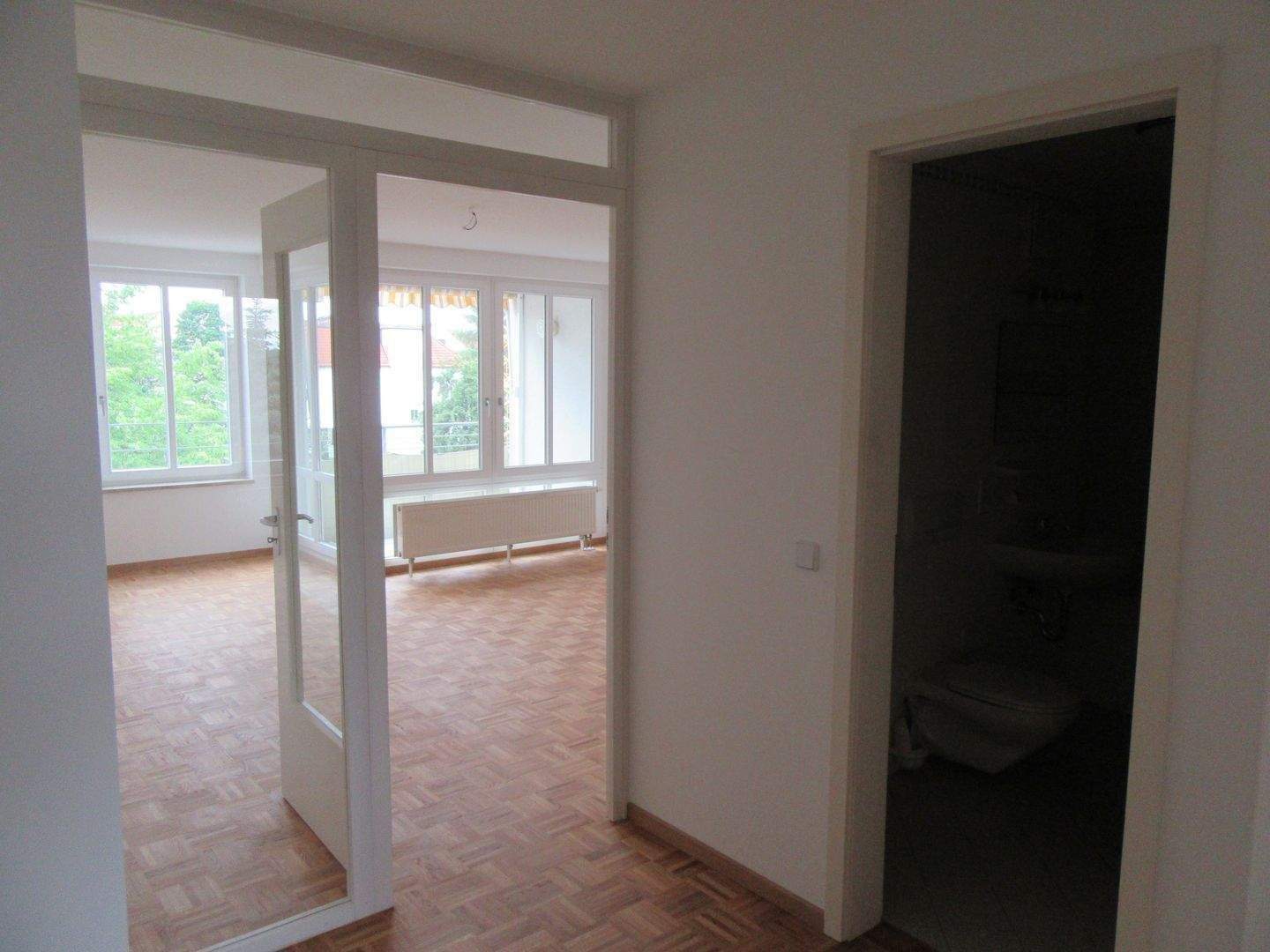 Helle und freundliche 2-Raum-Wohnung im Dresdner Norden! Mit Balkon, Einbauküche, Parkett, Aufzug und Tiefgarage in ruhiger Lage! – Dresden – Vorschaubild 5