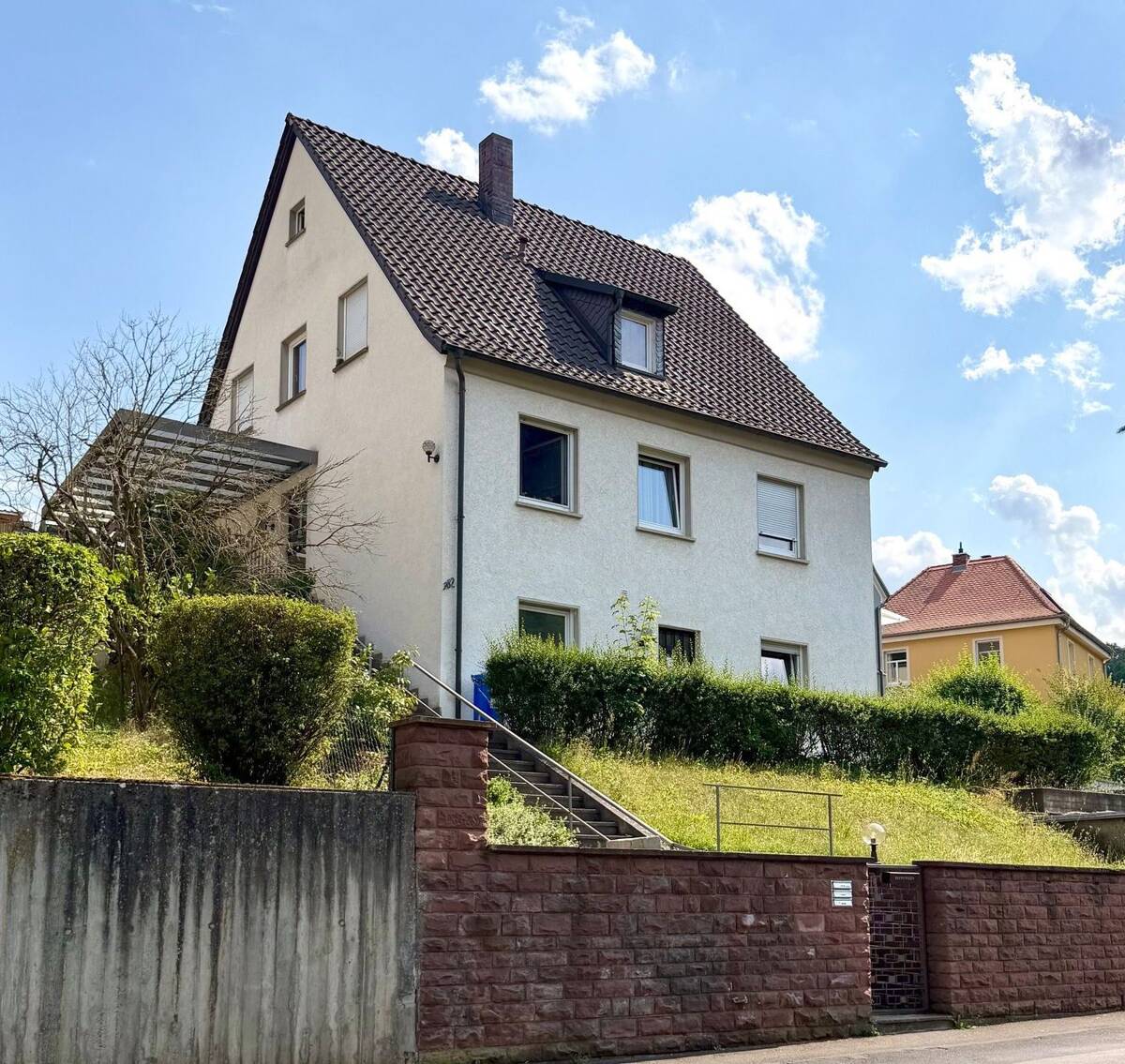 Naturnah und ruhig gelegenes Wohnhaus mit zwei separaten, vermieteten Wohnungen, Einzelgarage, Garten, Nebengebäude – 97080 Würzburg – Bild 1 von 9