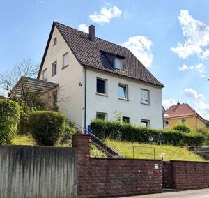 Naturnah und ruhig gelegenes Wohnhaus mit zwei separaten, vermieteten Wohnungen, Einzelgarage, Garten, Nebengebäude