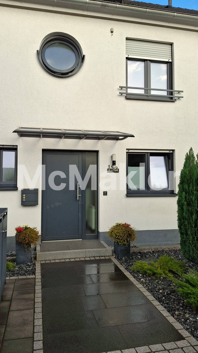 Modernes und ruhiges Reihenmittelhaus in zentraler Lage, mit Garten und Pool