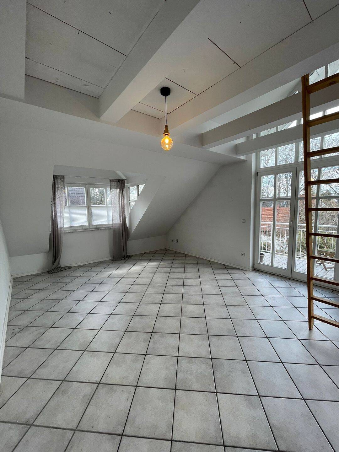 2,5 Zimmer DG Wohnung mit Aussicht- 250m zur U2 – München – Vorschaubild 2