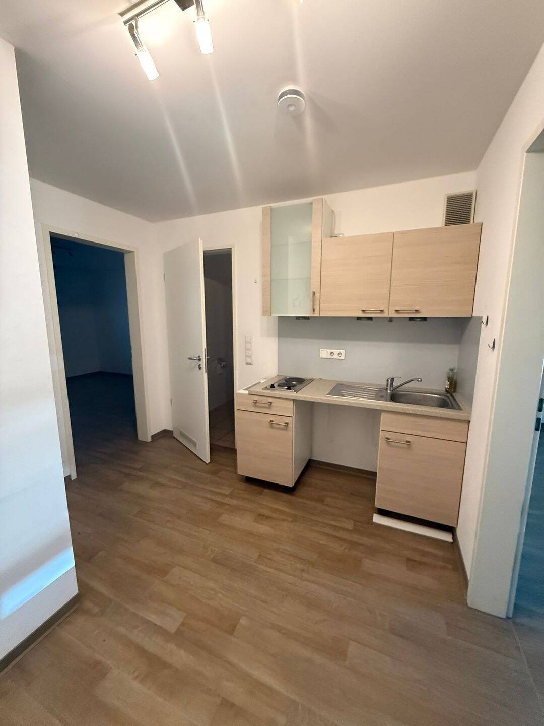 Teilmöbliertes 2-Zimmer-Studentenapartment mit Einbauküche – Nürnberg – Vorschaubild 2