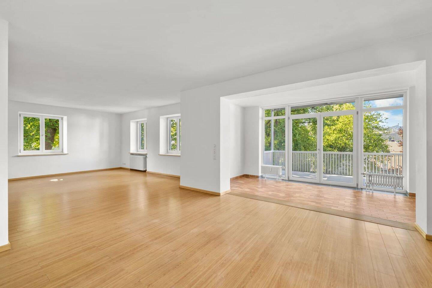 Großzügige 5,5-Zimmer-Wohnung mit Balkon und zwei Stellplätzen in beliebter Innenstadt-Lage – Augsburg – Bild 1 von 9