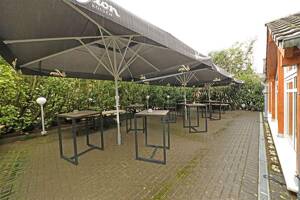 Immobilien-Richter: Gut laufendes Restaurant/Biergarten mit 5 zusätzliche Wohnungen.