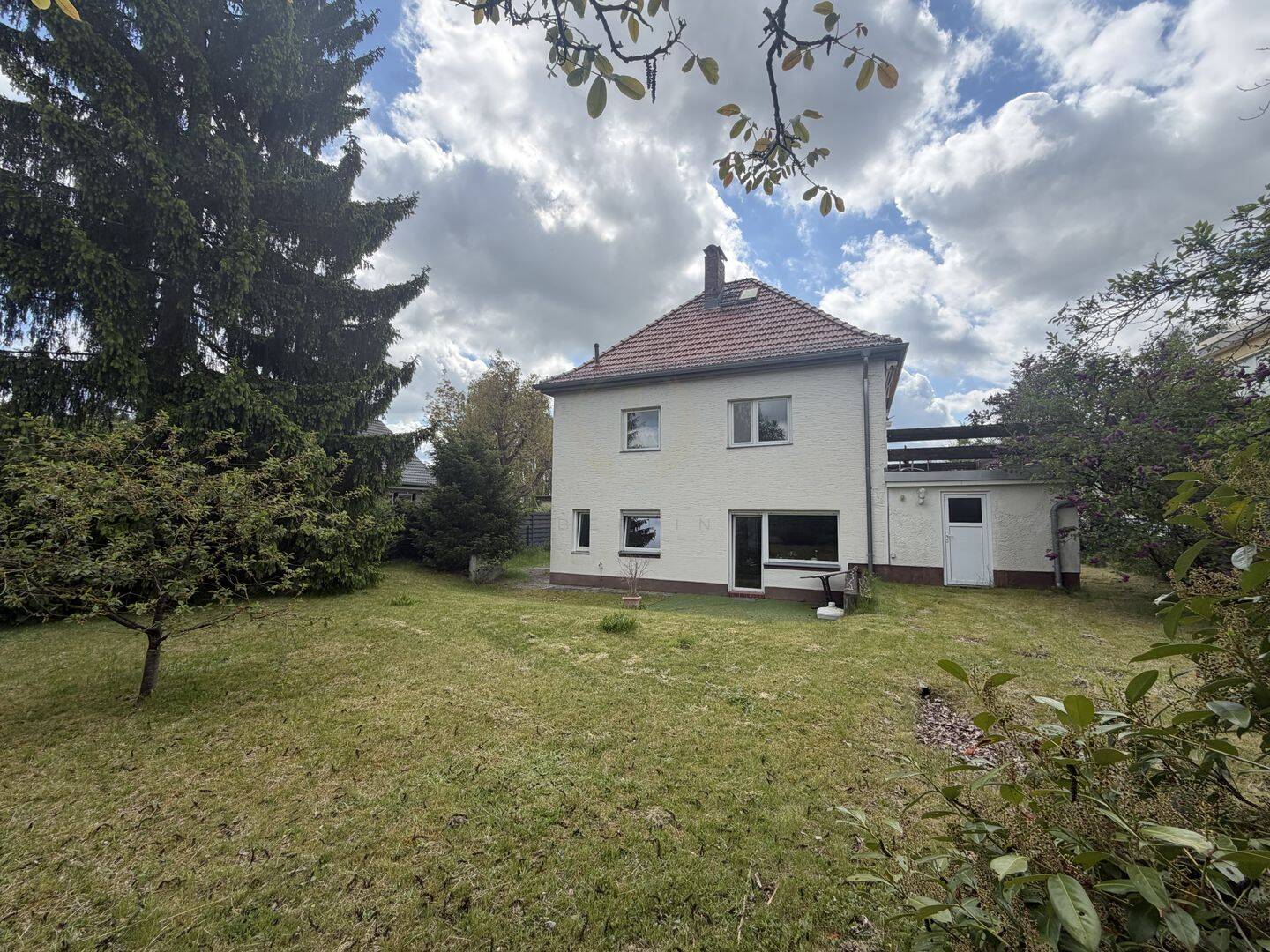 Charmantes Ein- oder Zweifamilienhaus mit großem Garten & Ausbaureserve in begehrter Lage – Berlin – Bild 1 von 9