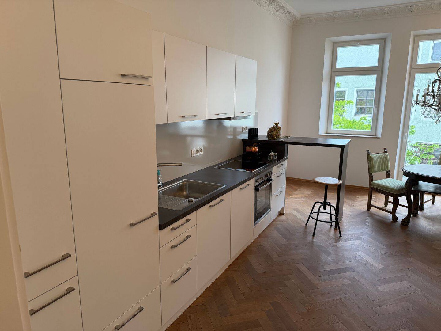 Altbauwohnung - Balkone zur Ludwigstraße, Schneckendusche, Stuck, Fischgrätparkett und EBK – Ingolstadt – Vorschaubild 5