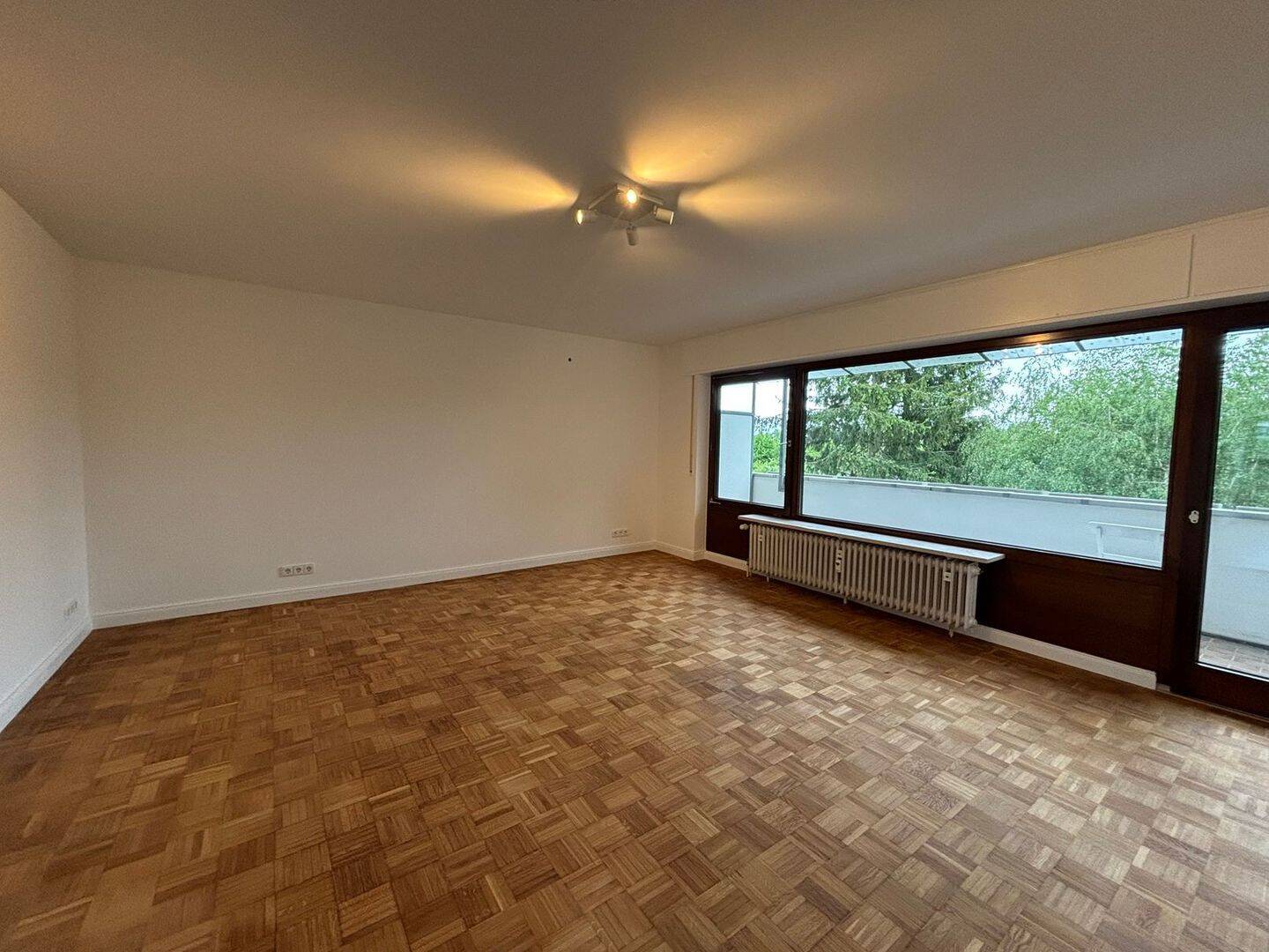 Kernsanierte 3-Zimmerwohnung mit großem Balkon, Blick ins Grüne und Stellplatz – Karlsruhe – Vorschaubild 4