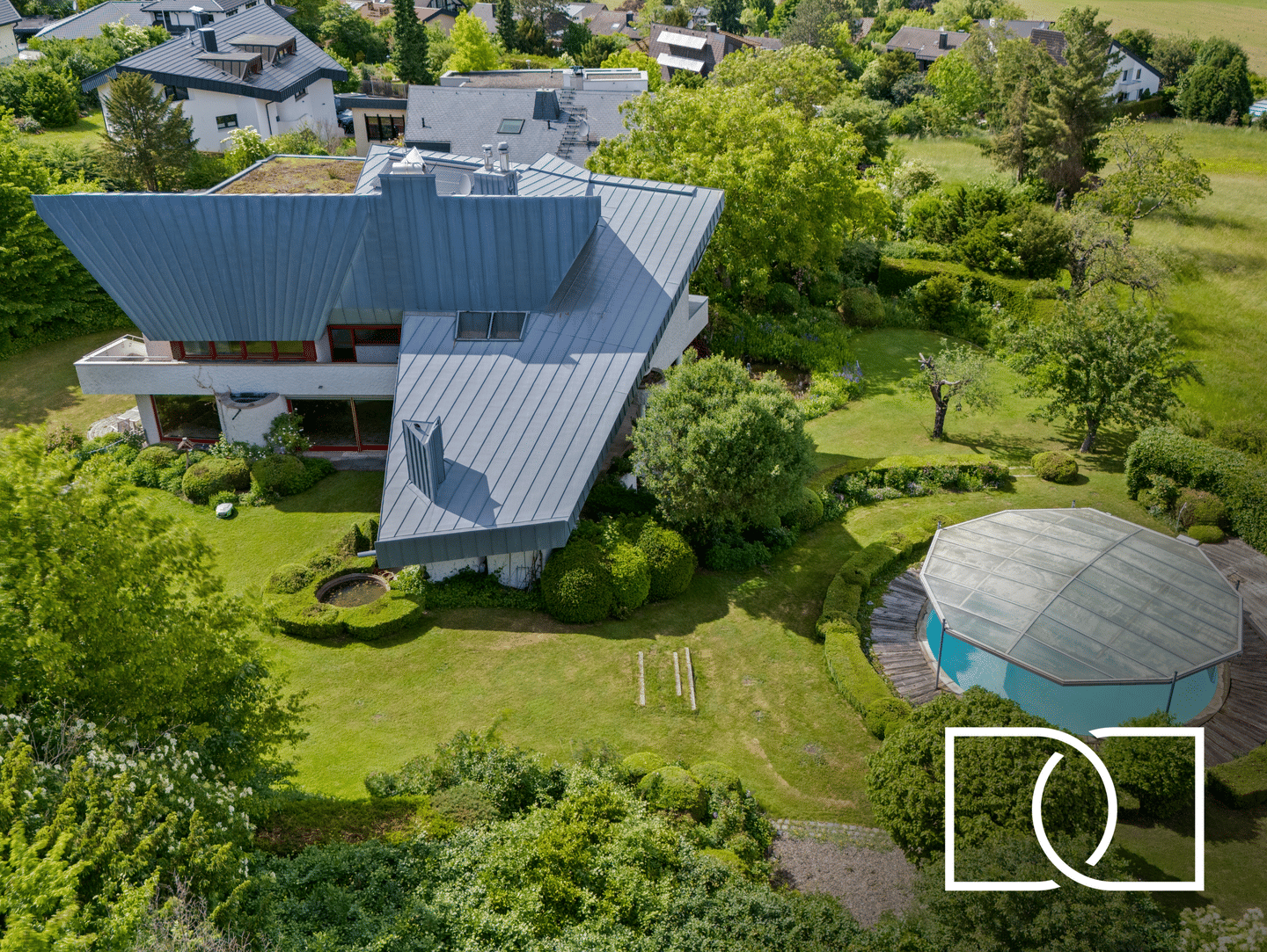 Pure Exklusivität! Einzigartige Architektenvilla mit Pool, Parkgarten & atemberaubendem Weitblick – Neunkirchen am Brand – Bild 1 von 9