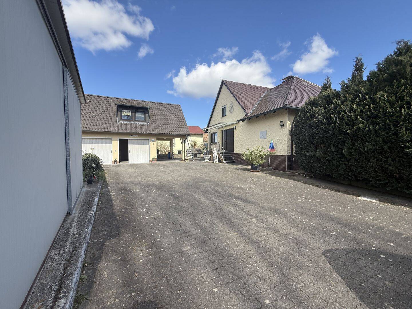 Großzügiges Einfamilienhaus mit Pool und großen Garten – Büchenbach – Vorschaubild 4