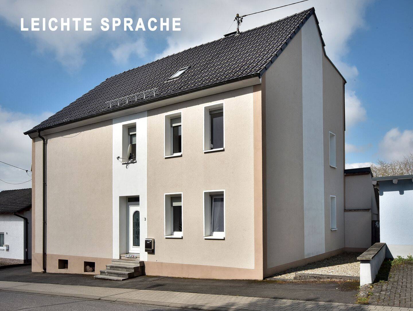 Das rechte Haus von einem Doppel·haus in Mackenrodt ist zu verkaufen.- TEXT IN LEICHTER SPRACHE – Mackenrodt – Bild 1 von 9