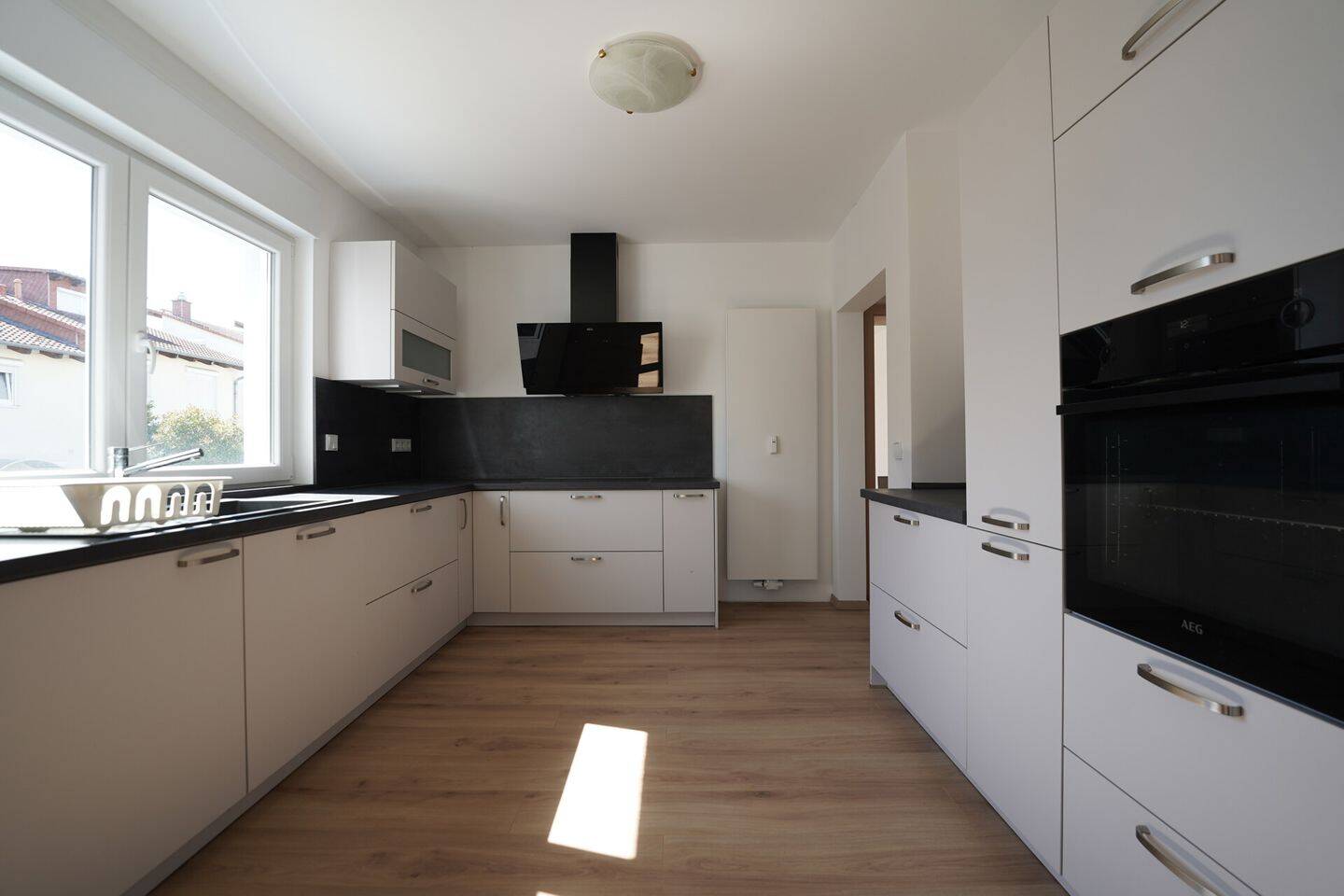 Großzügige Wohnung mit sonniger Terrasse - stilvolles Wohnen in begehrter Lage von Flörsheim-Wicker – Flörsheim – Vorschaubild 4