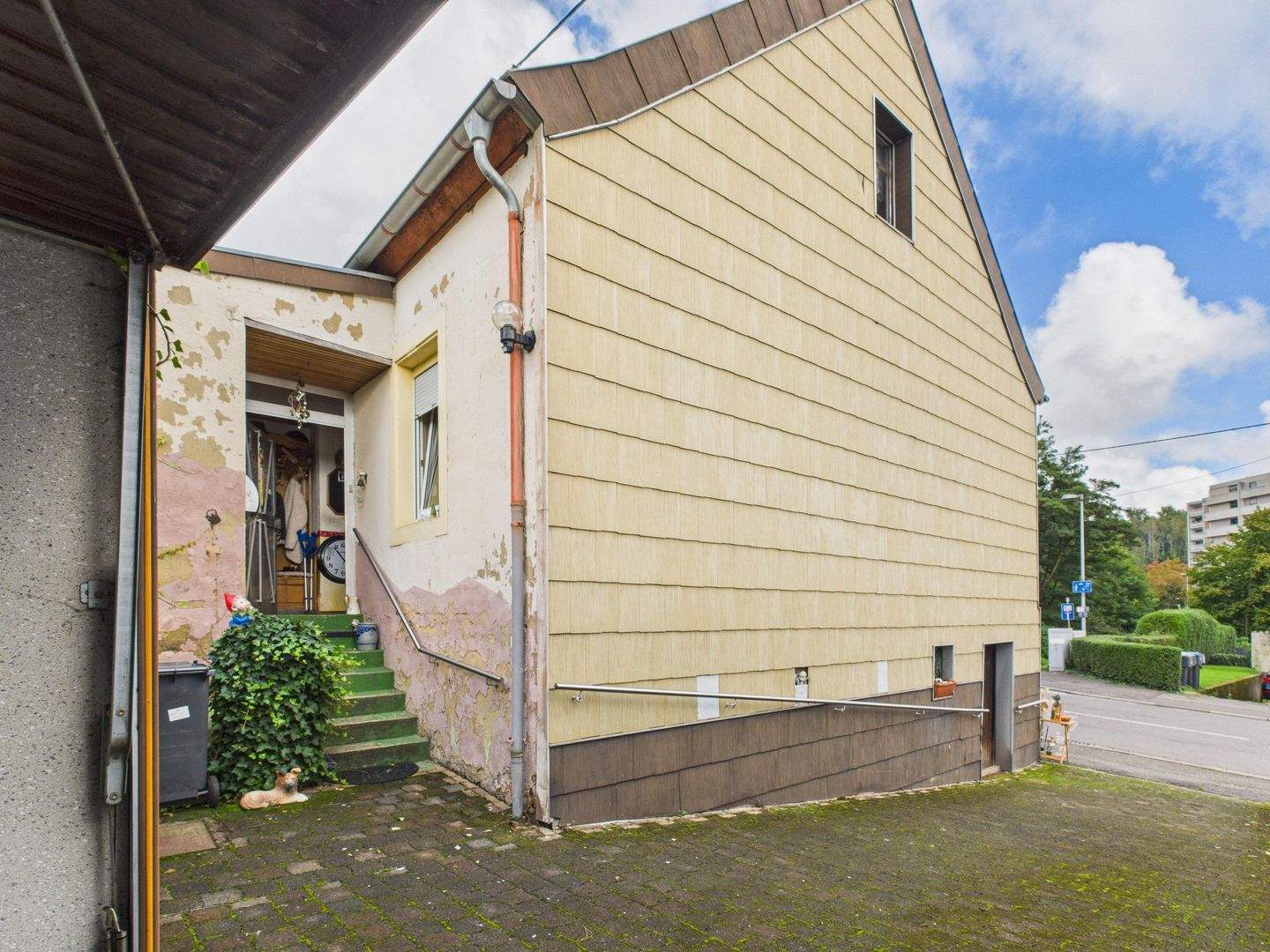 Charmantes Einfamilienhaus mit großem Grundstück und Werkstatt in Saarbrücken-Dudweiler - ideal für Handwerker! – Saarbrücken – Vorschaubild 2