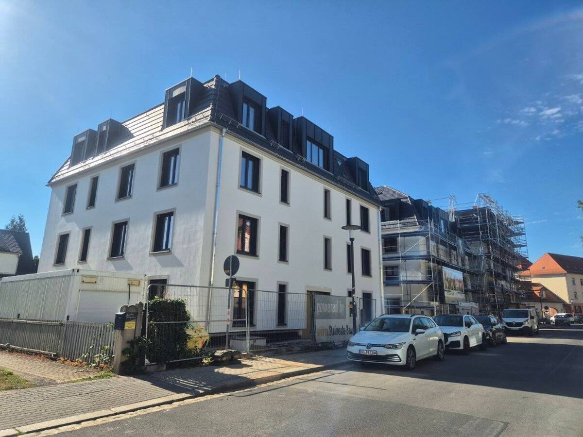 Nachhaltig & energieeffizient - Terrasse, EBK, Bad mit Wanne und Dusche, sowie Gäste WC und AK mit WM-Anschluss – 1139 Dresden – Bild 1 von 4