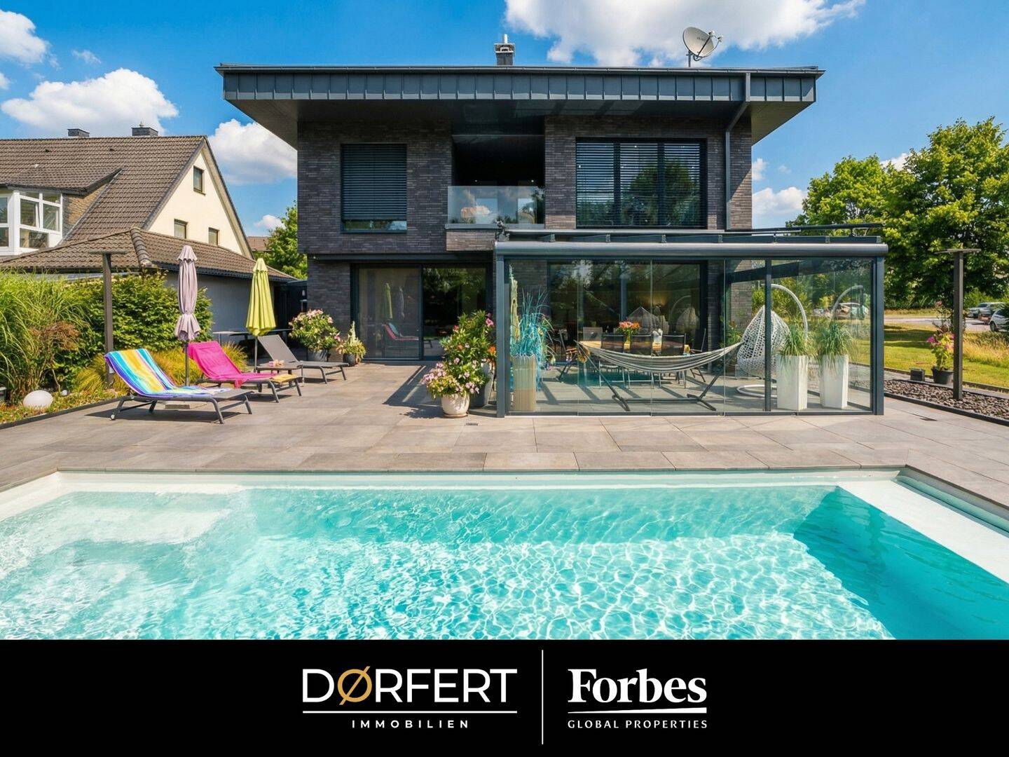 Zeitlose Stadtvilla mit Pool, Wintergarten & Premium-Ausstattung