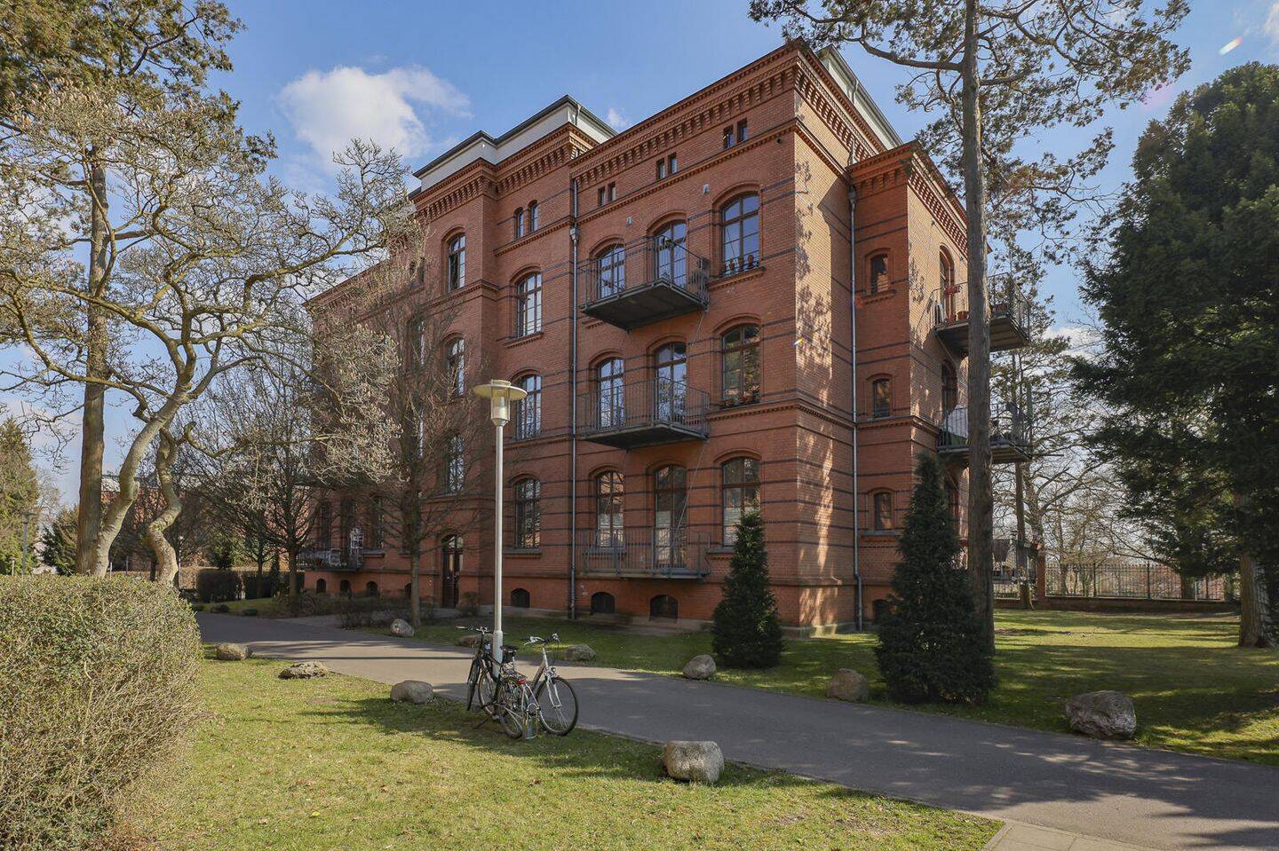 2 Zimmer Dachgeschosswohnung mit Charakter | 73 m² Wfl. | Stellplatz | Leerzug zum 1.10.2026 ! – Potsdam – Vorschaubild 2