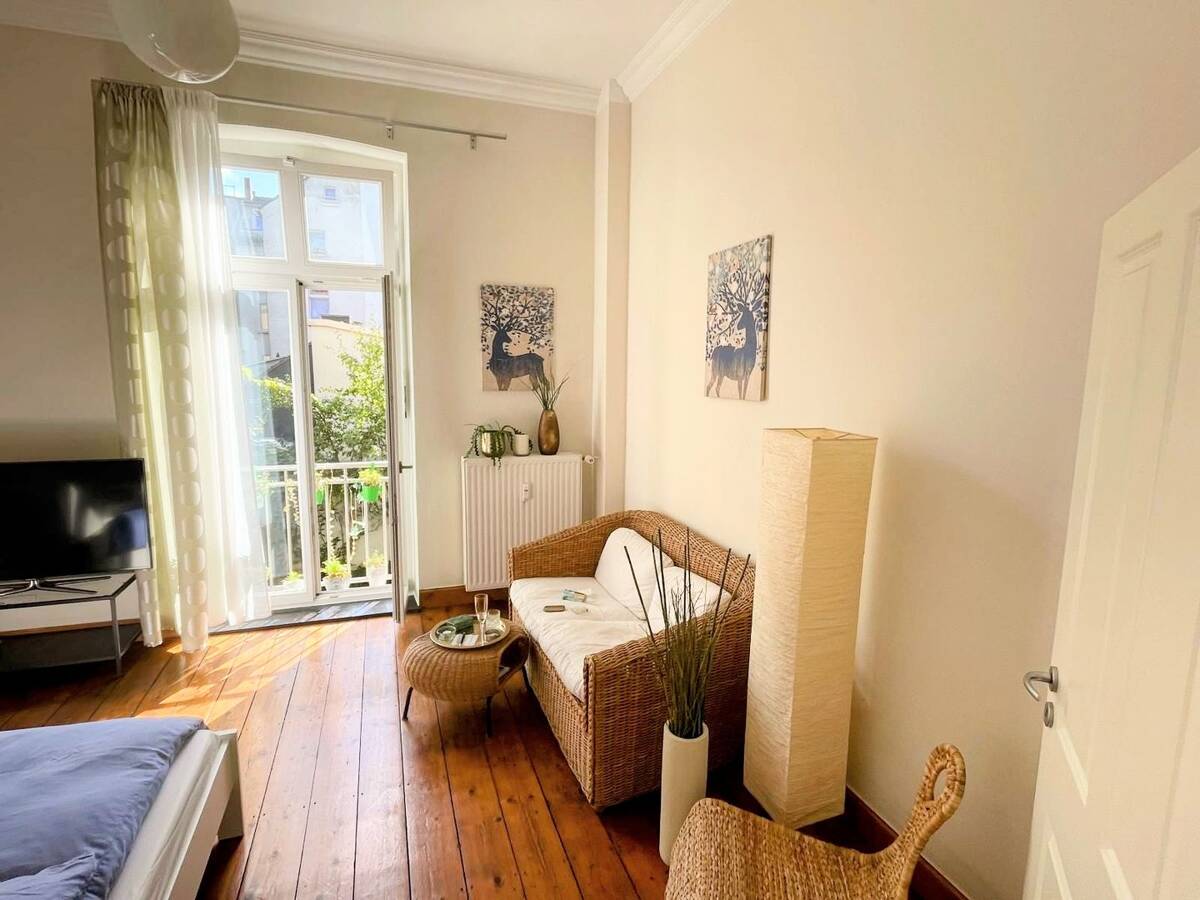 Sanierte Altbau-Wohnung in super Lage Unterbilk/Medienhafen – 40219 Düsseldorf – Bild 1 von 9