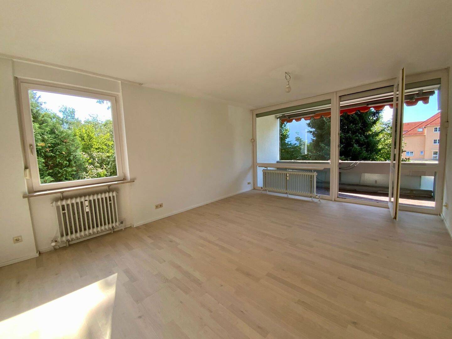 Renovierte 3- Zimmer-Wohnung im 1. OG mit großem Südbalkon