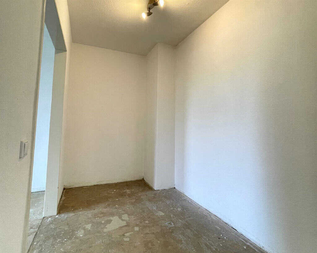 Überaus preiswert und gut geschnitten. Attraktive Wohnung mit großer Loggia in zentraler Lage – Bremen – Vorschaubild 9