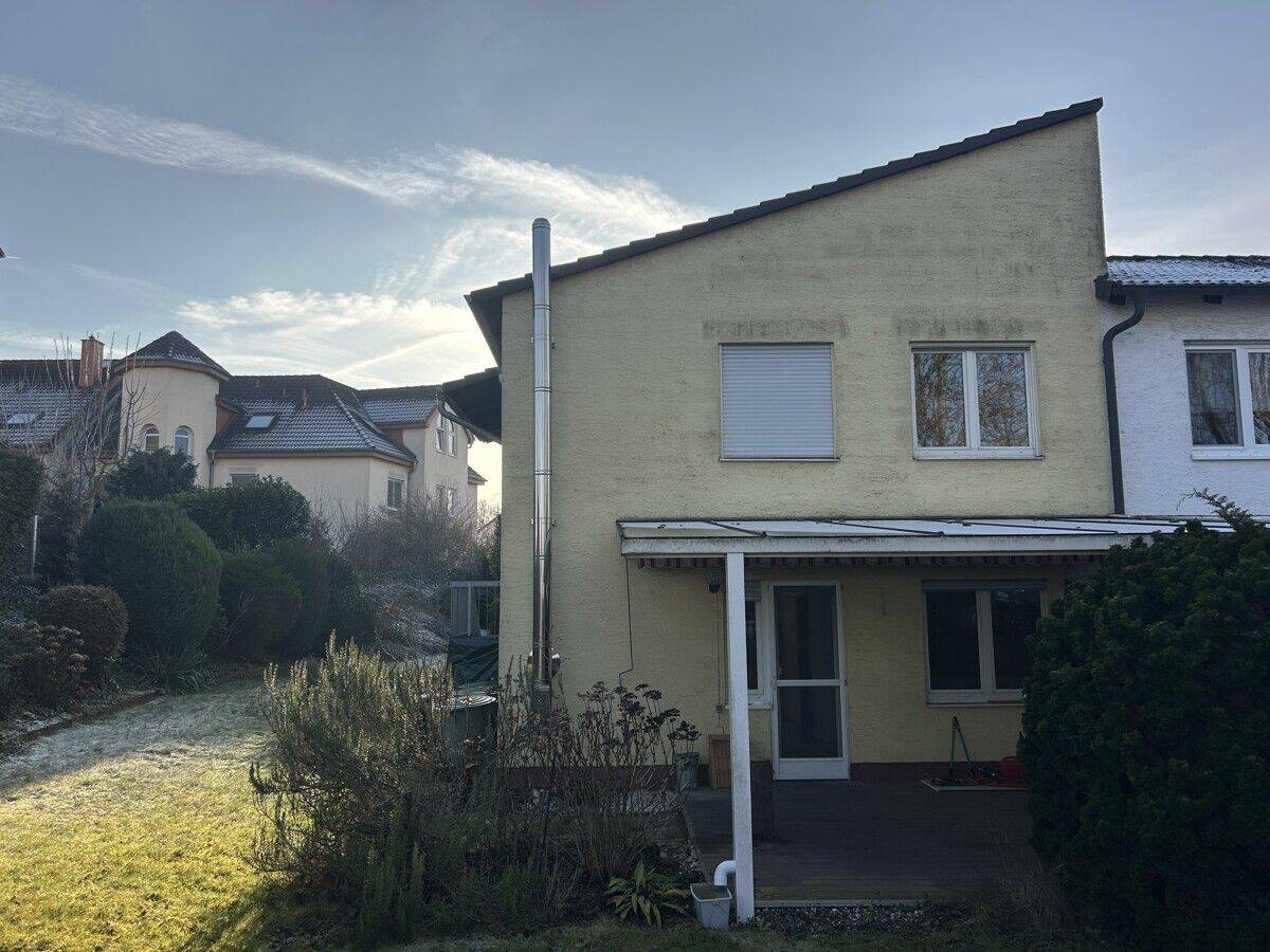 Reiheneckhaus mit Balkon und schön eingewachsenem Garten – Nidderau – Bild 1 von 9