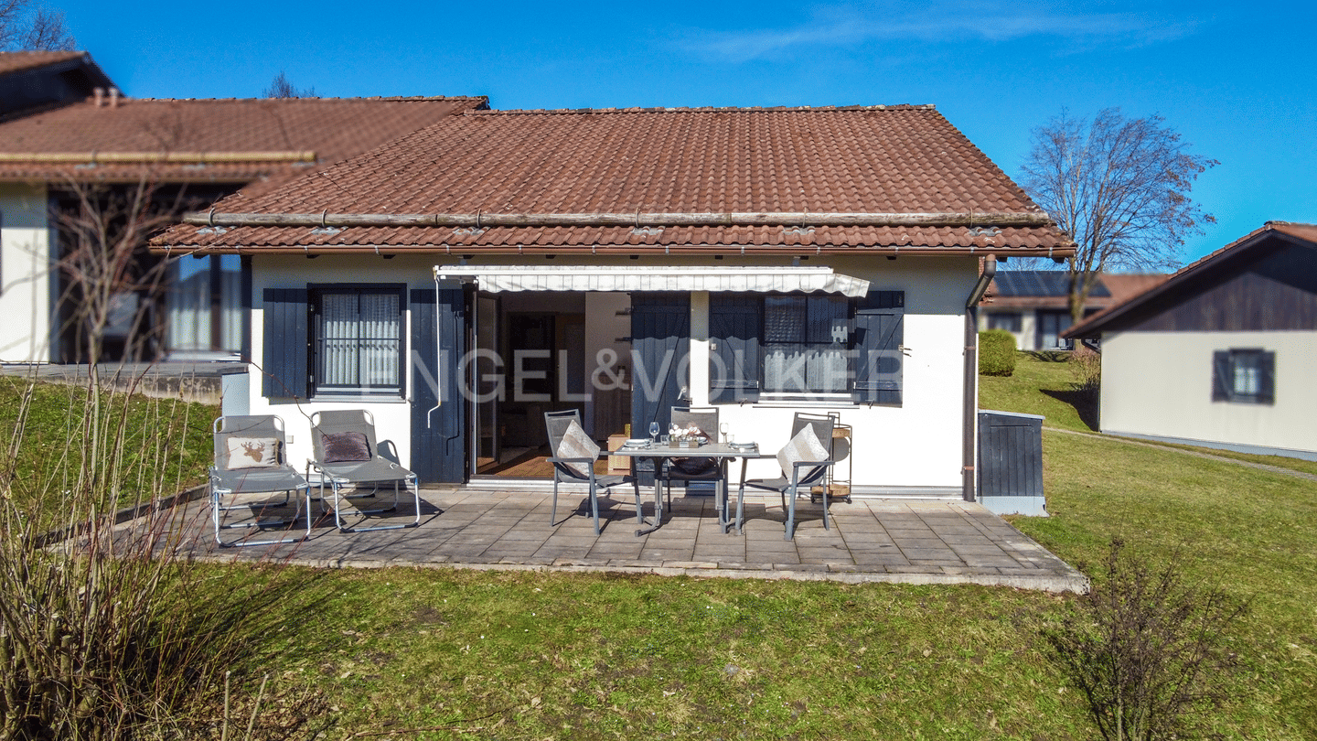 Attraktive Investment-Chance: Großzügiges Ferienhaus mit See- und Bergblick – Lechbruck a.See – Bild 1 von 9